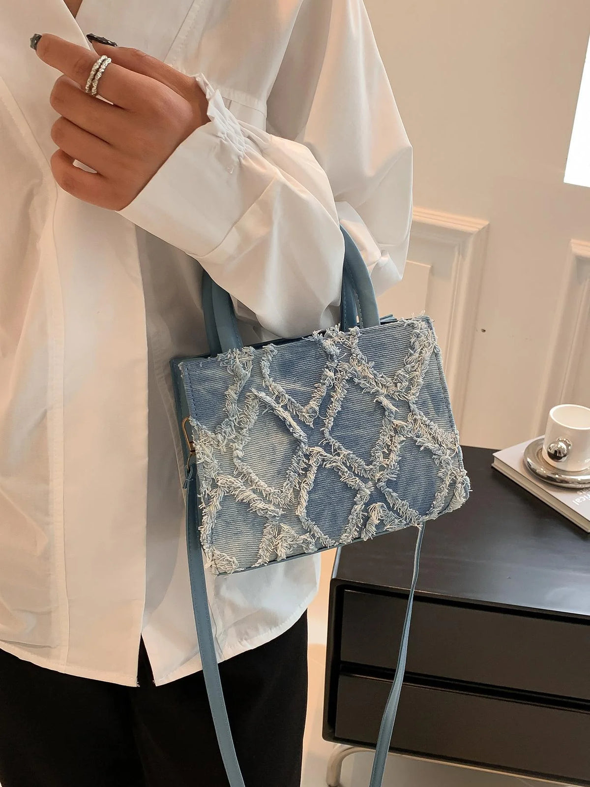 Mini håndtaske i denim – indvendig visning