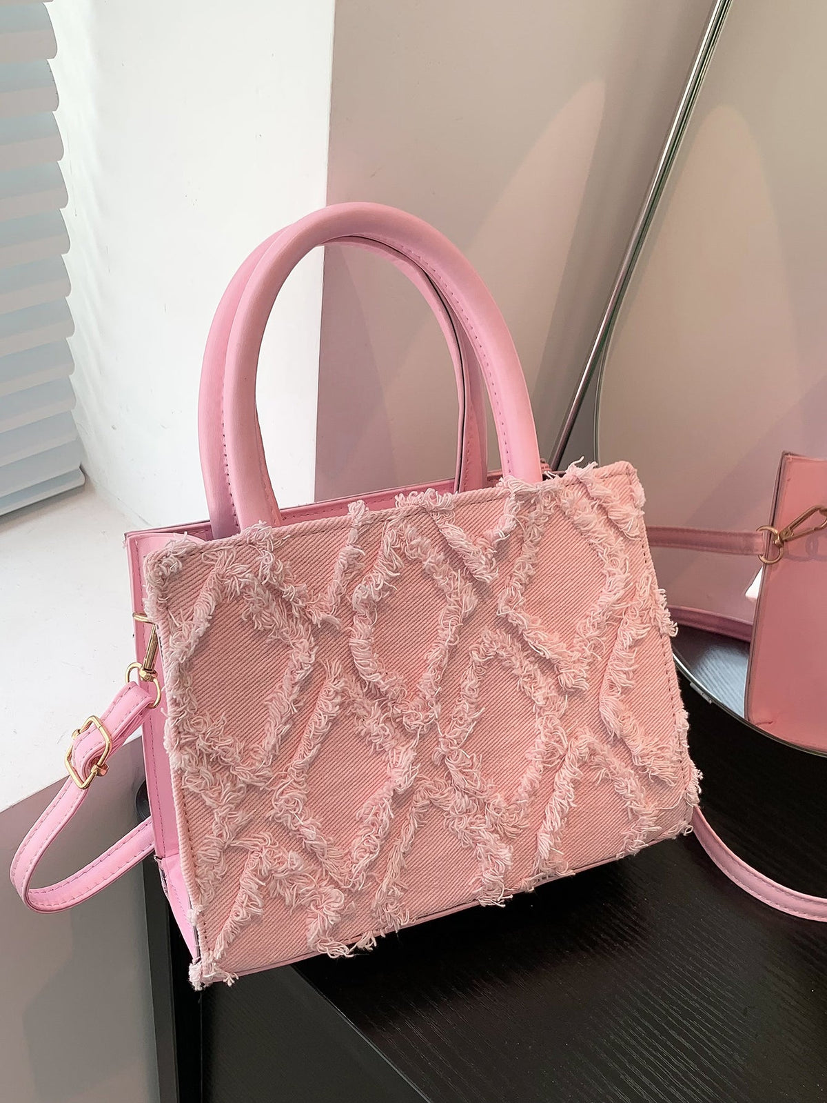 Mini denim taske med aftagelig rem – nærbillede af detaljer