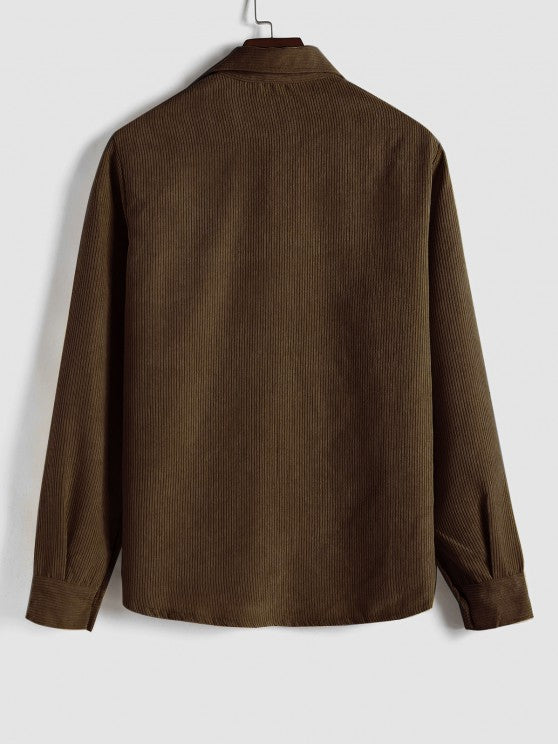 Detalje af tekstur og snit på khaki corduroy-skjorte