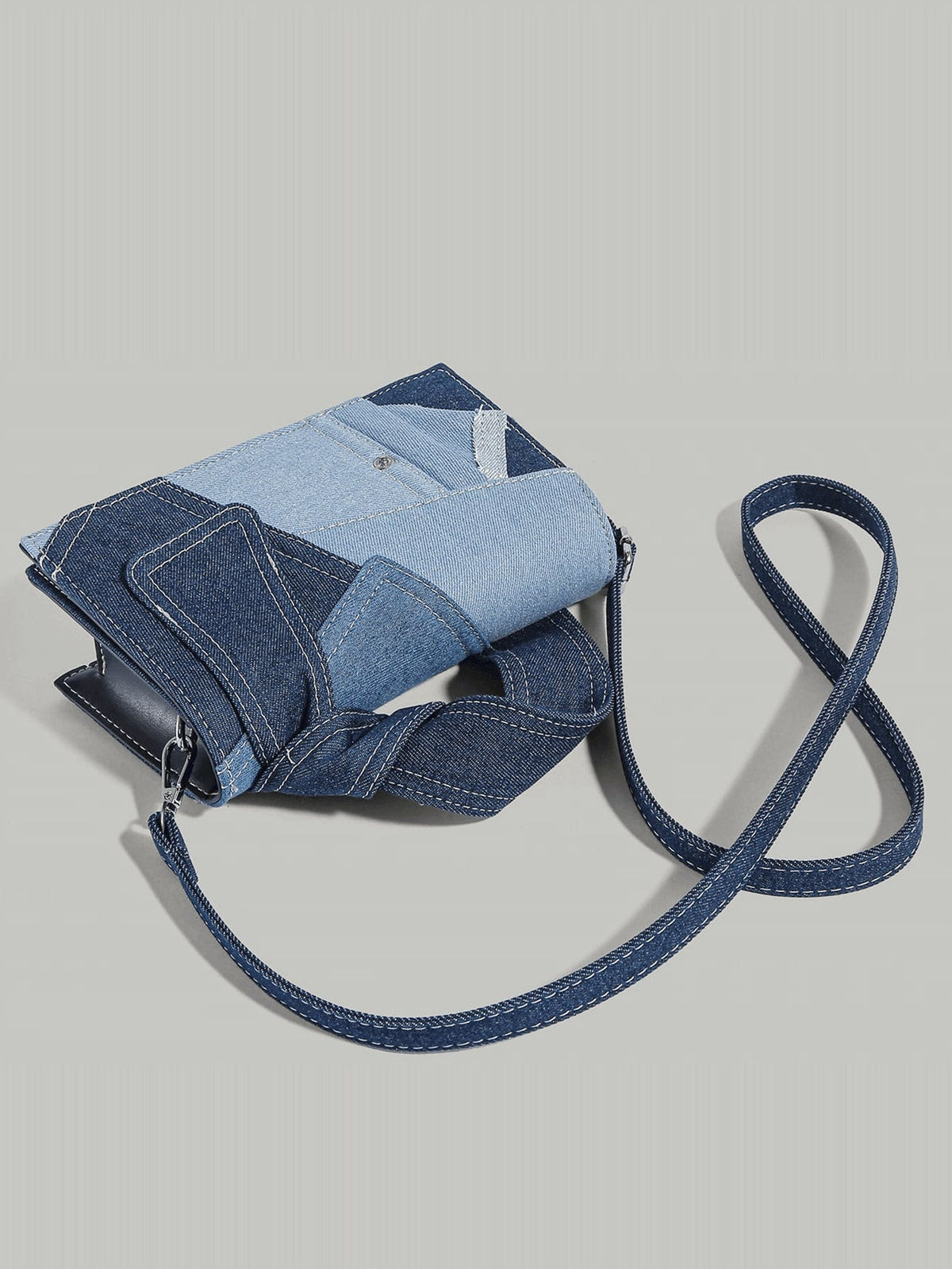 Blå crossbody taske i denim – casual commuter look