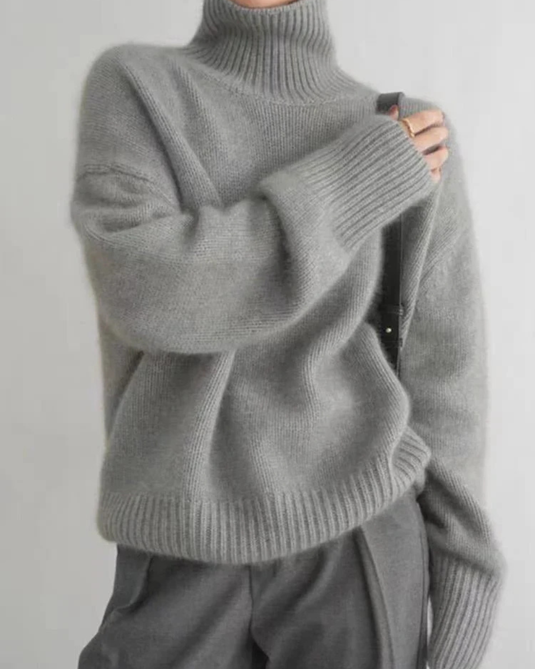 Kashmirsweater med rullekrave set forfra – let og tidløs