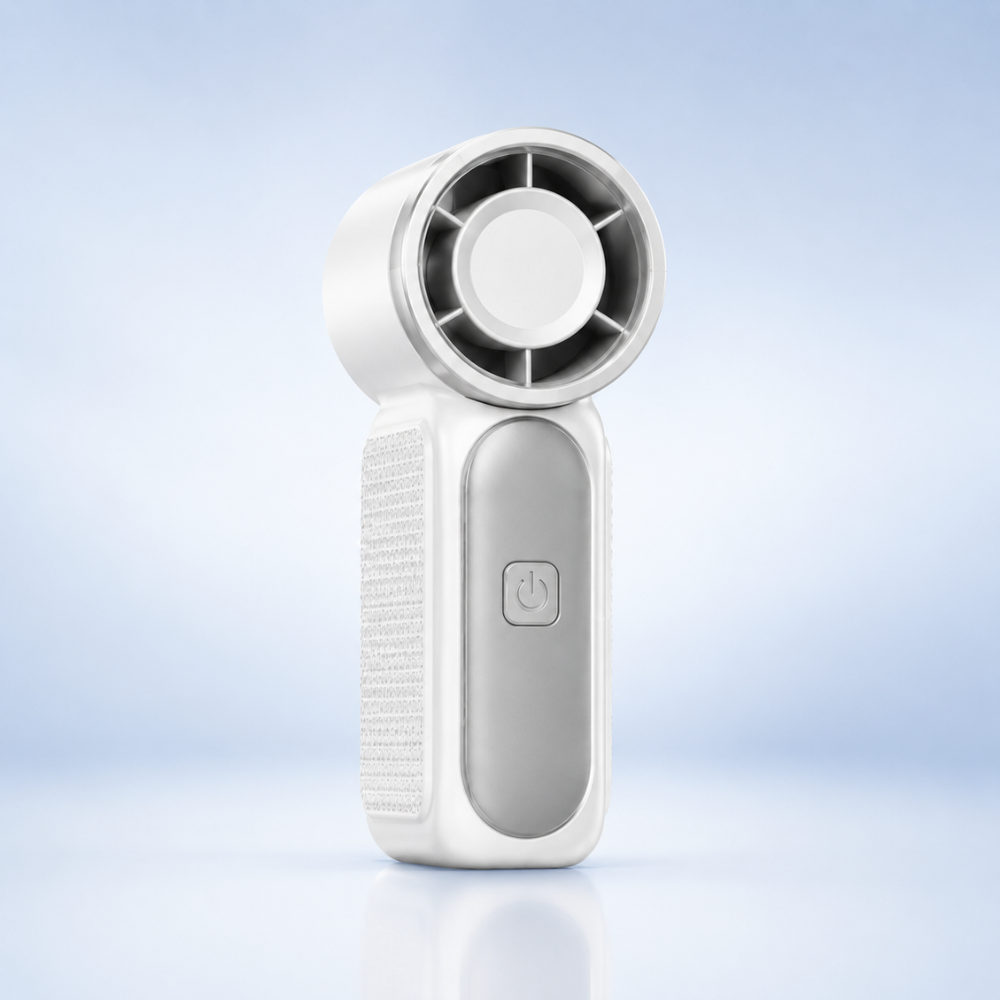 Nærbillede af USB-C opladningsstik på mini ventilator
