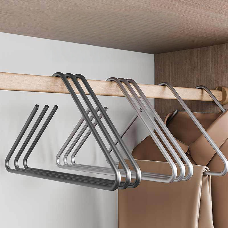 Aluminium Tøjbøjler – Stærke og Pladsbesparende Bøjler til Ryddeligt Tøj i Garderoben 6