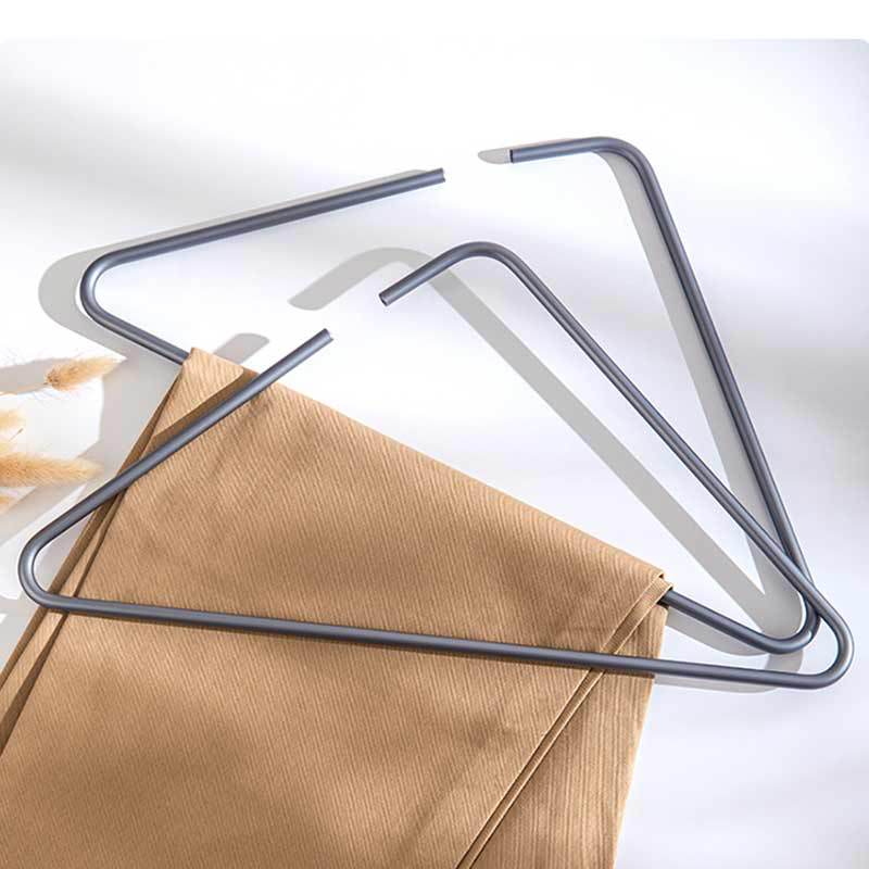 Aluminium Tøjbøjler – Stærke og Pladsbesparende Bøjler til Ryddeligt Tøj i Garderoben 7