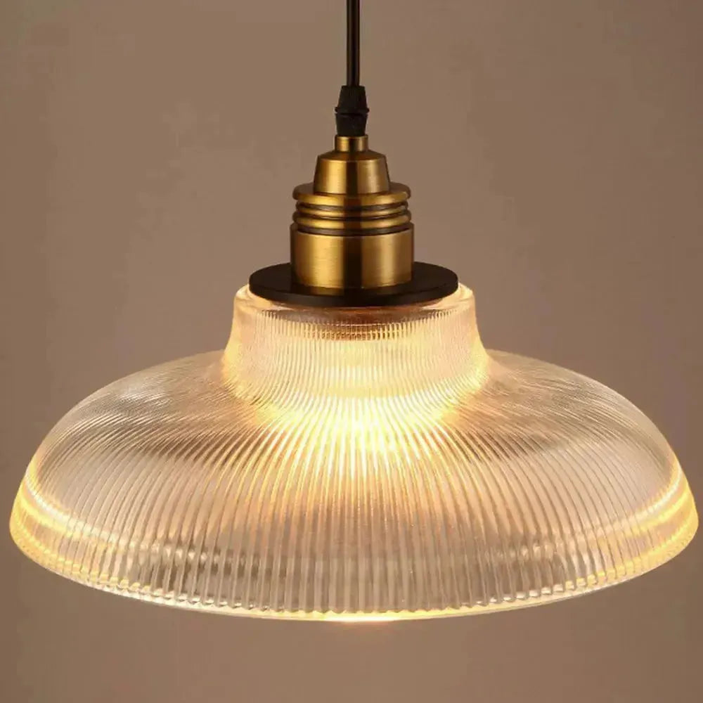 Glaspendellampe med skandinavisk vintage-design set fra siden