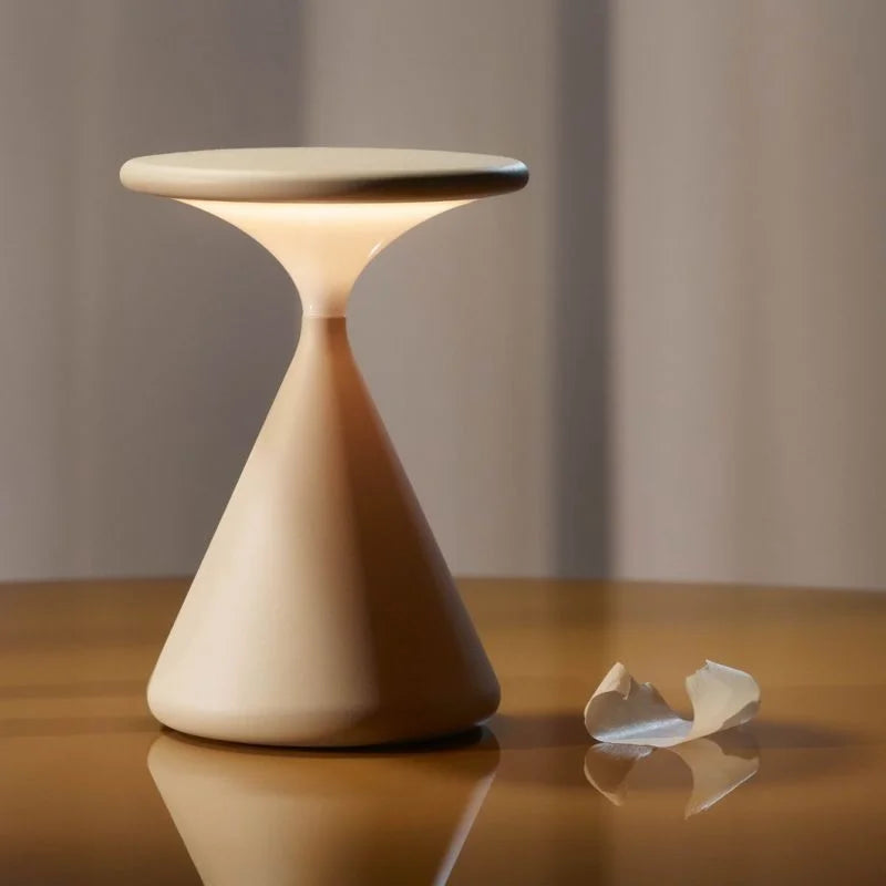 LED-bordlampe i timeglasform placeret på skrivebord