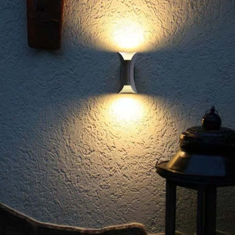 Hvid LED væglampe med minimalistisk udtryk