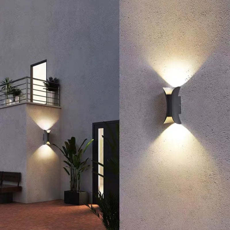 Minimalistisk LED væglampe i sort og guld – moderne design