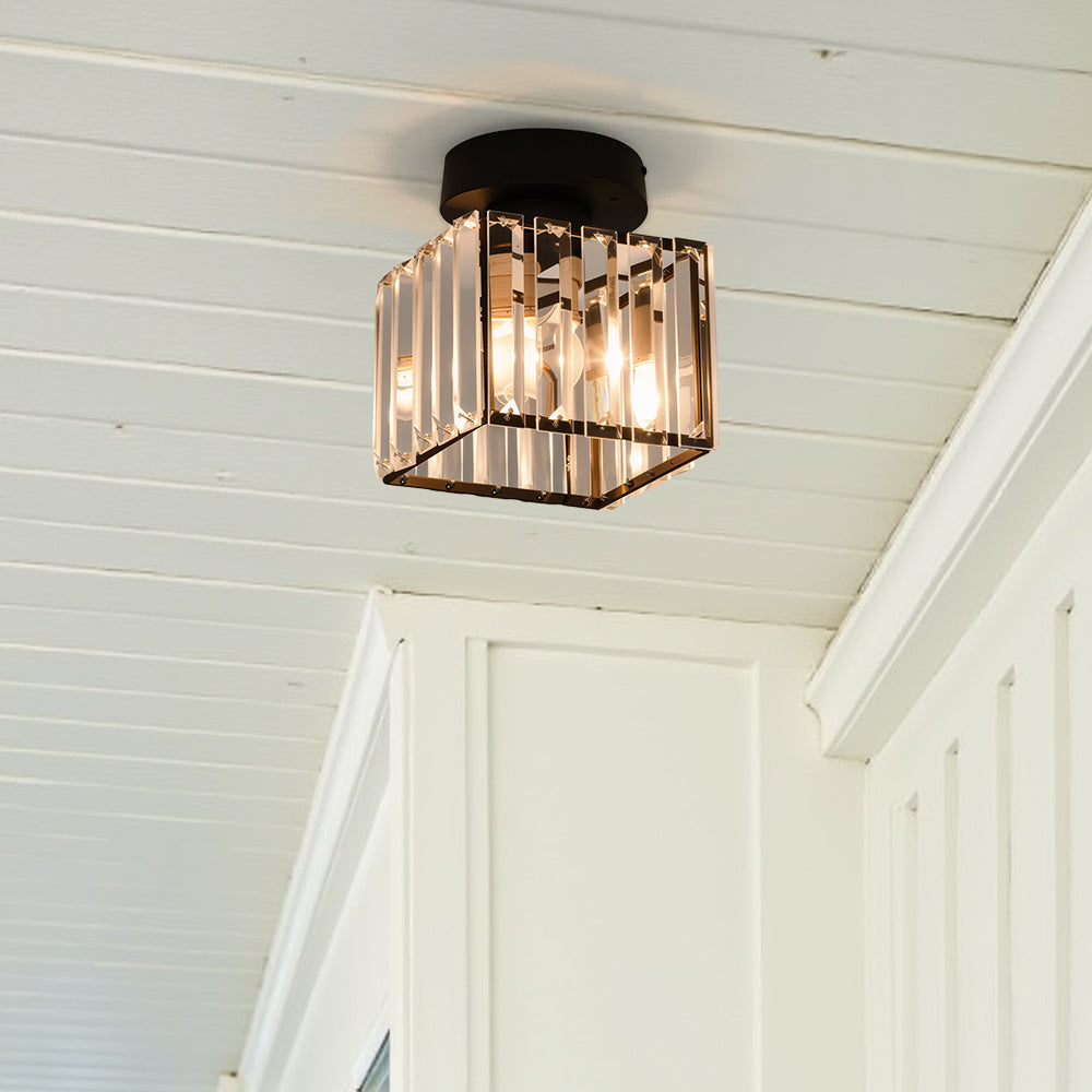 Nærbillede af glasskærm på sort krystal loftlampe
