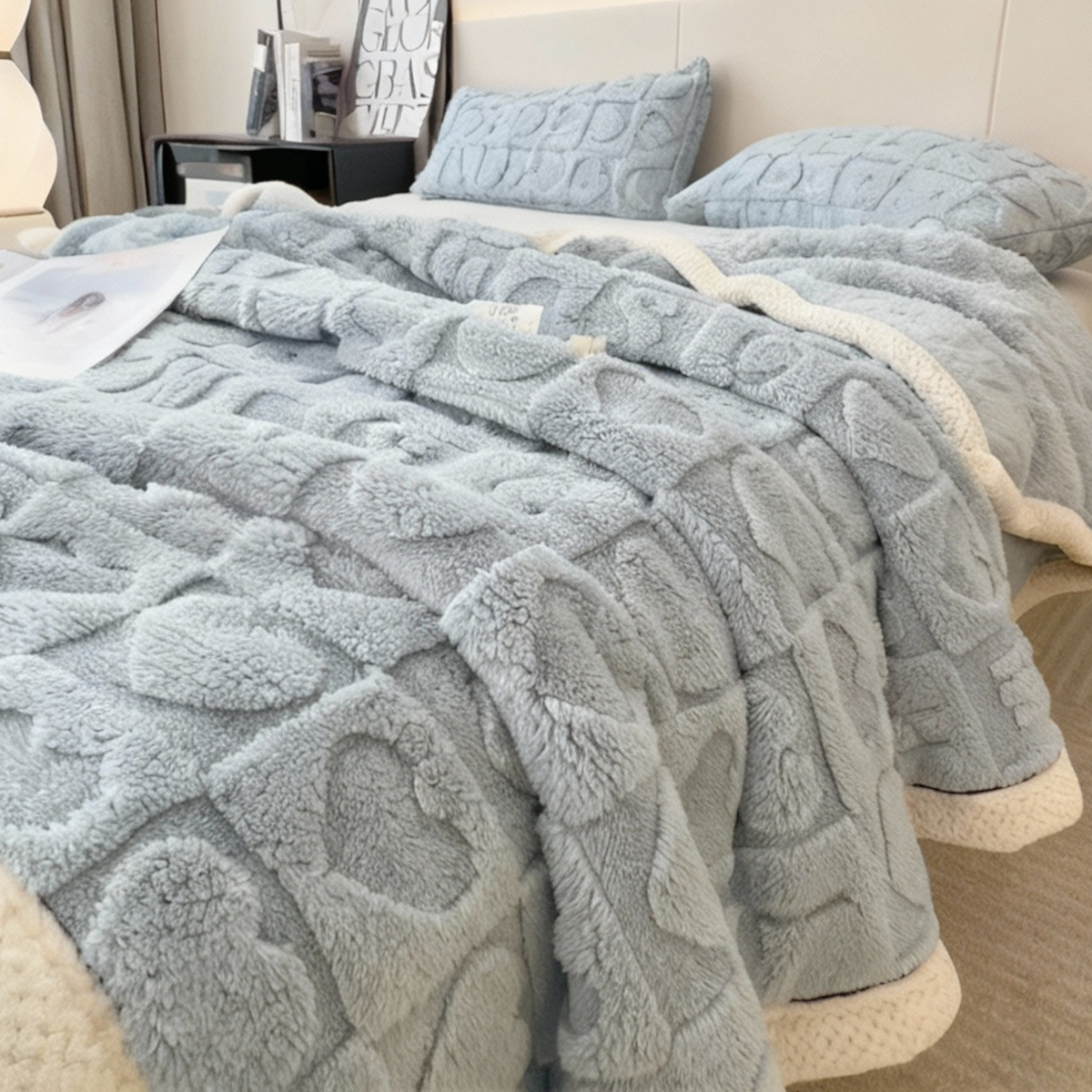 Hyggetæppe i polyester fleece – detalje af blødt materiale