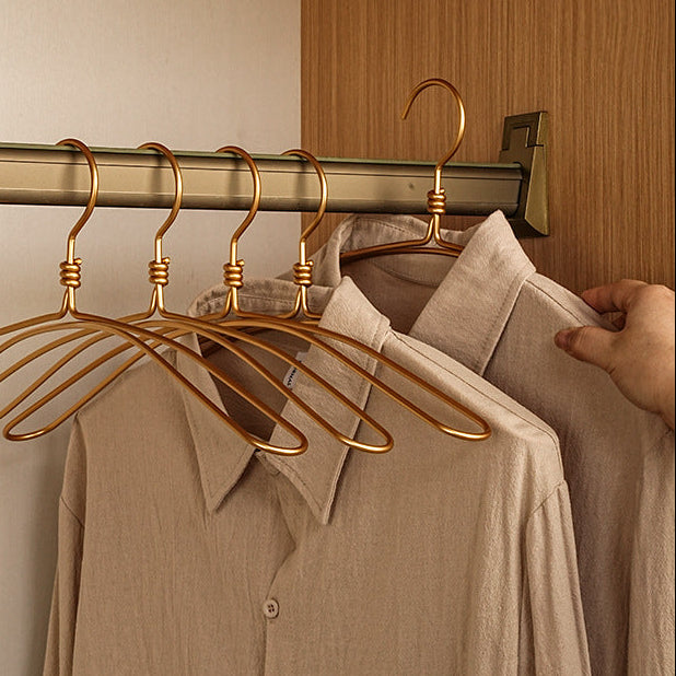 Ekstra Brede Metalbøjler – Holdbare Aluminiumsbøjler til Elegant Garderobeorganisering | Perfekt Skulderstøtte 3