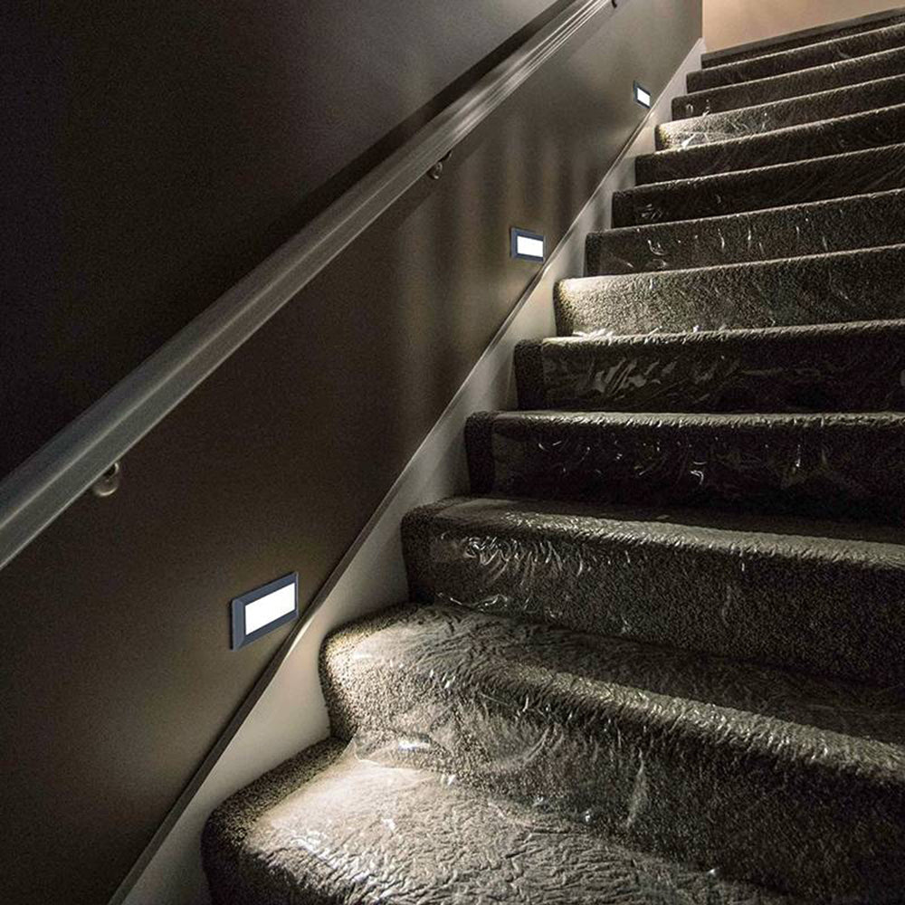 Vejrbestandig udendørs væglampe monteret på væg