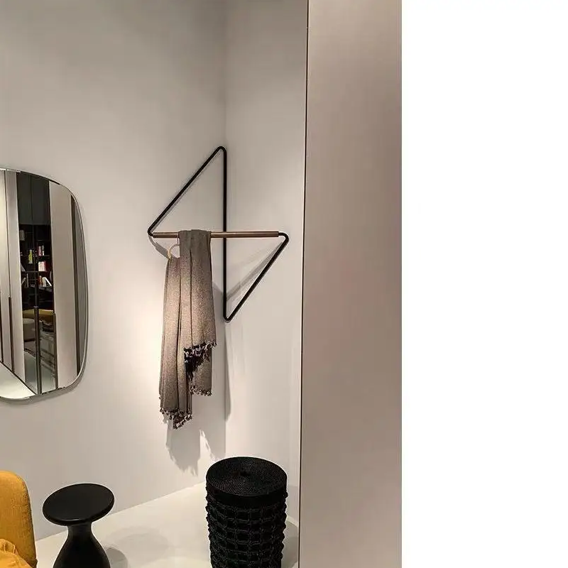 Hjørnebøjle i Træ og Metal – Minimalistisk Opbevaringsløsning til Dit Hjem 2