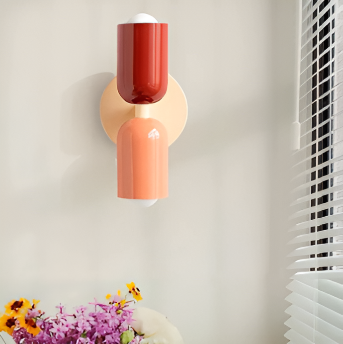 Moderne væglampe med dobbeltsidet design i rød, laks og beige
