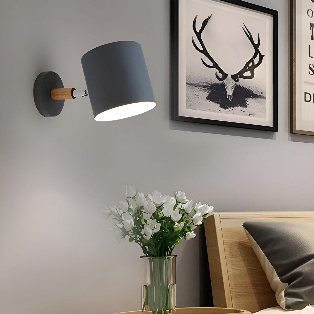 Væglampe i gul med nordisk design monteret på væg