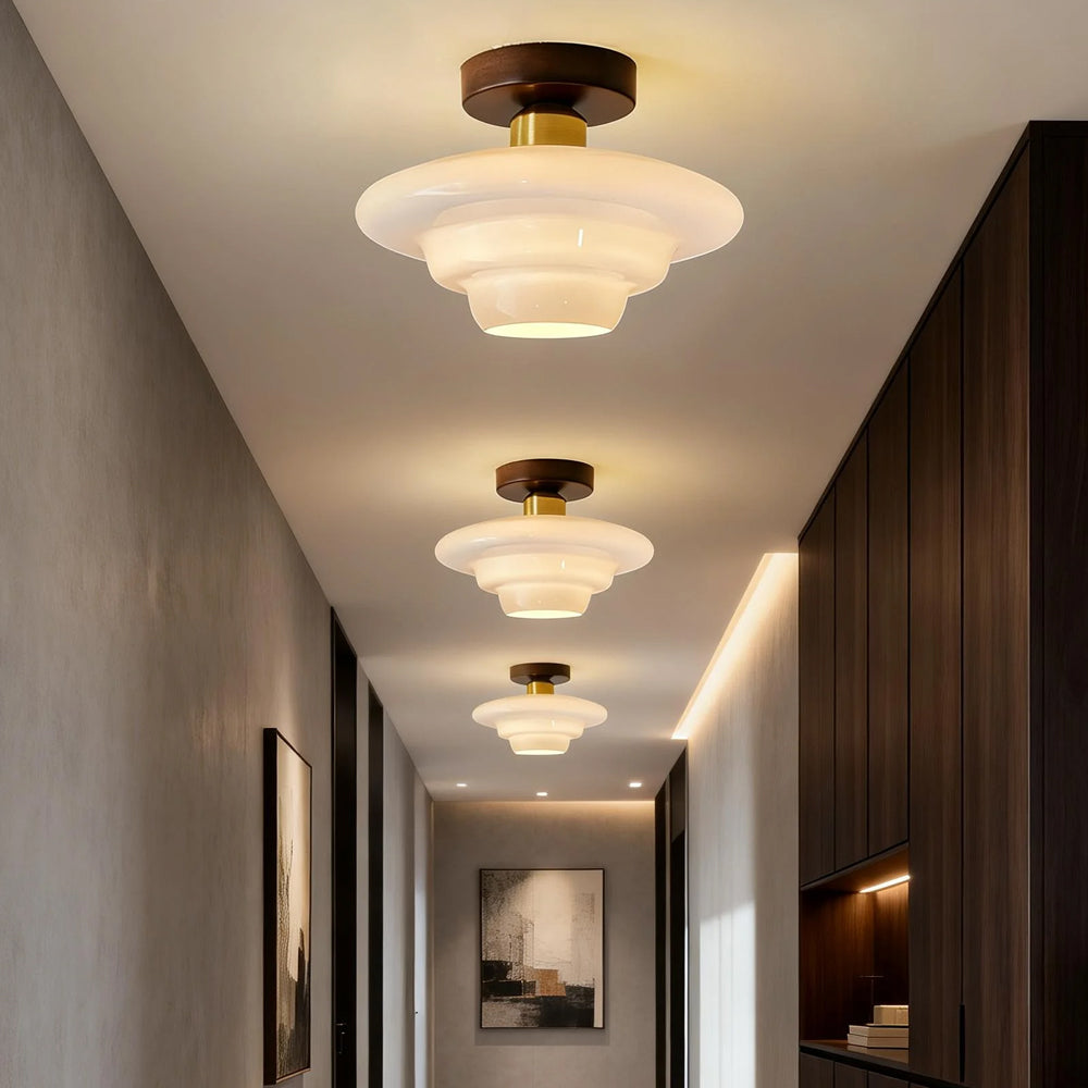 Loftlampe monteret i entre med varmt, naturligt lys