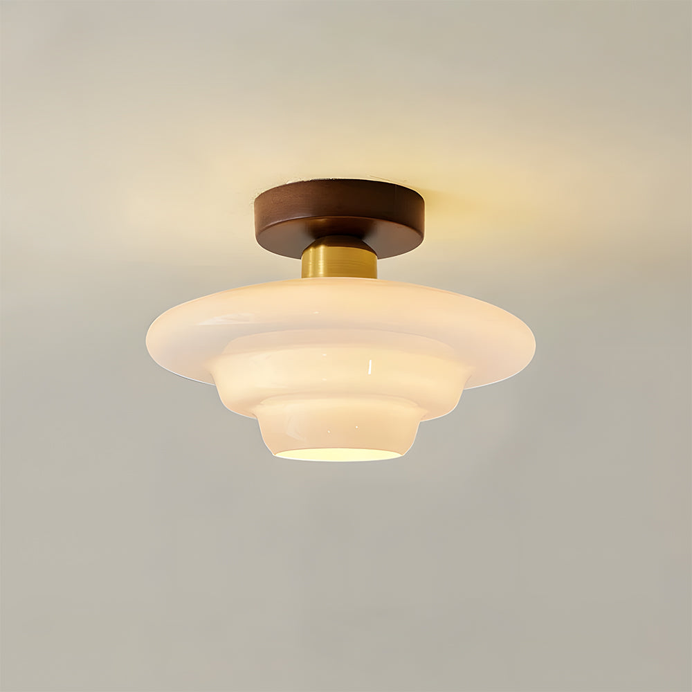 Loftlampe i valnøtræ og glas med kobberfarvet fatning – skandinavisk design
