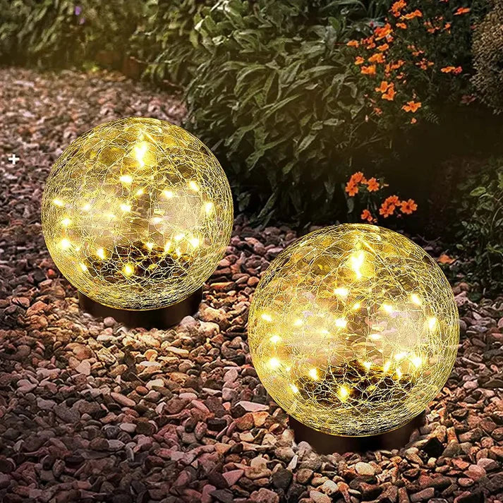IP44 vandtæt kuglelampe til haven – set udefra i aftenlys