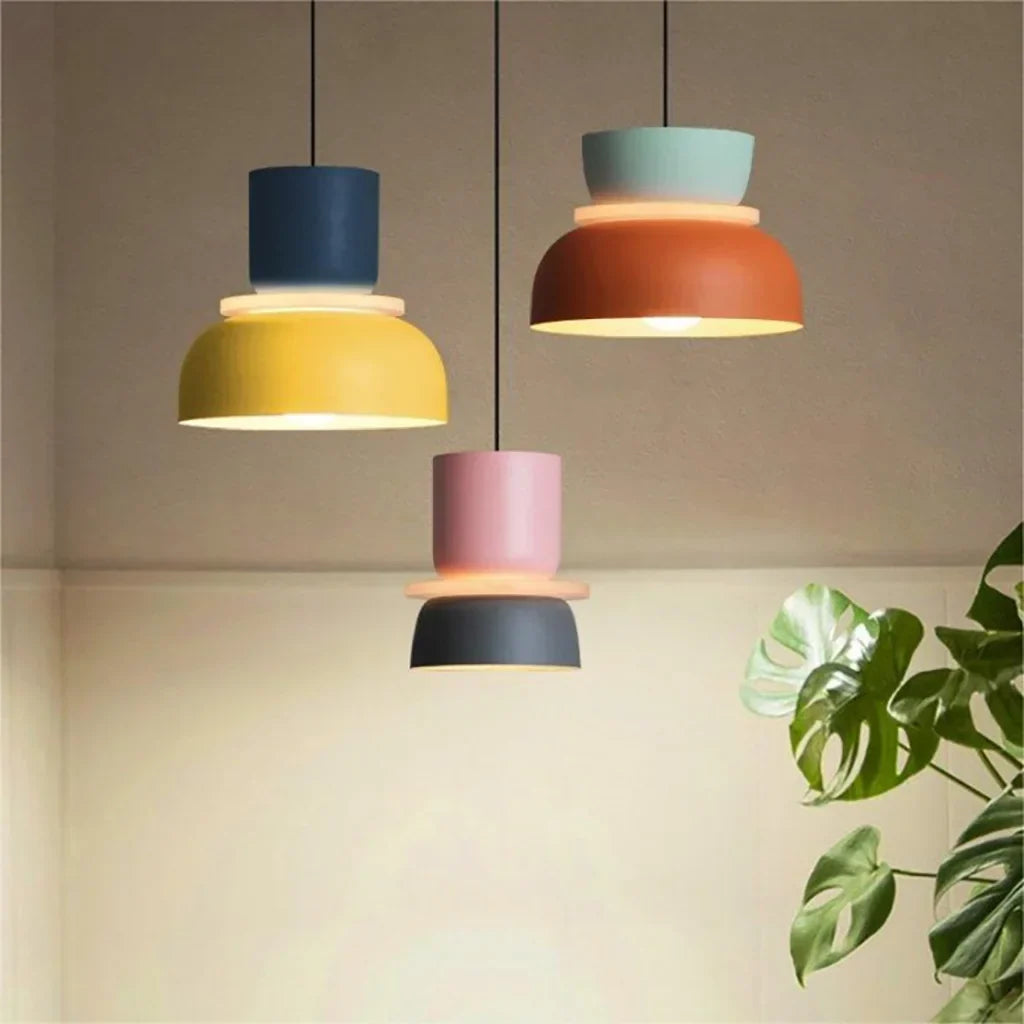 Loftlampe med lyseblå og gul accent – nordisk design