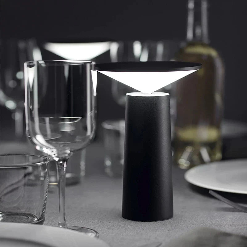 Moderne Bordlampe i Aluminium – Dæmpbar og 360° Drejelig til Indendørs Brug | Minimalistisk Design 1
