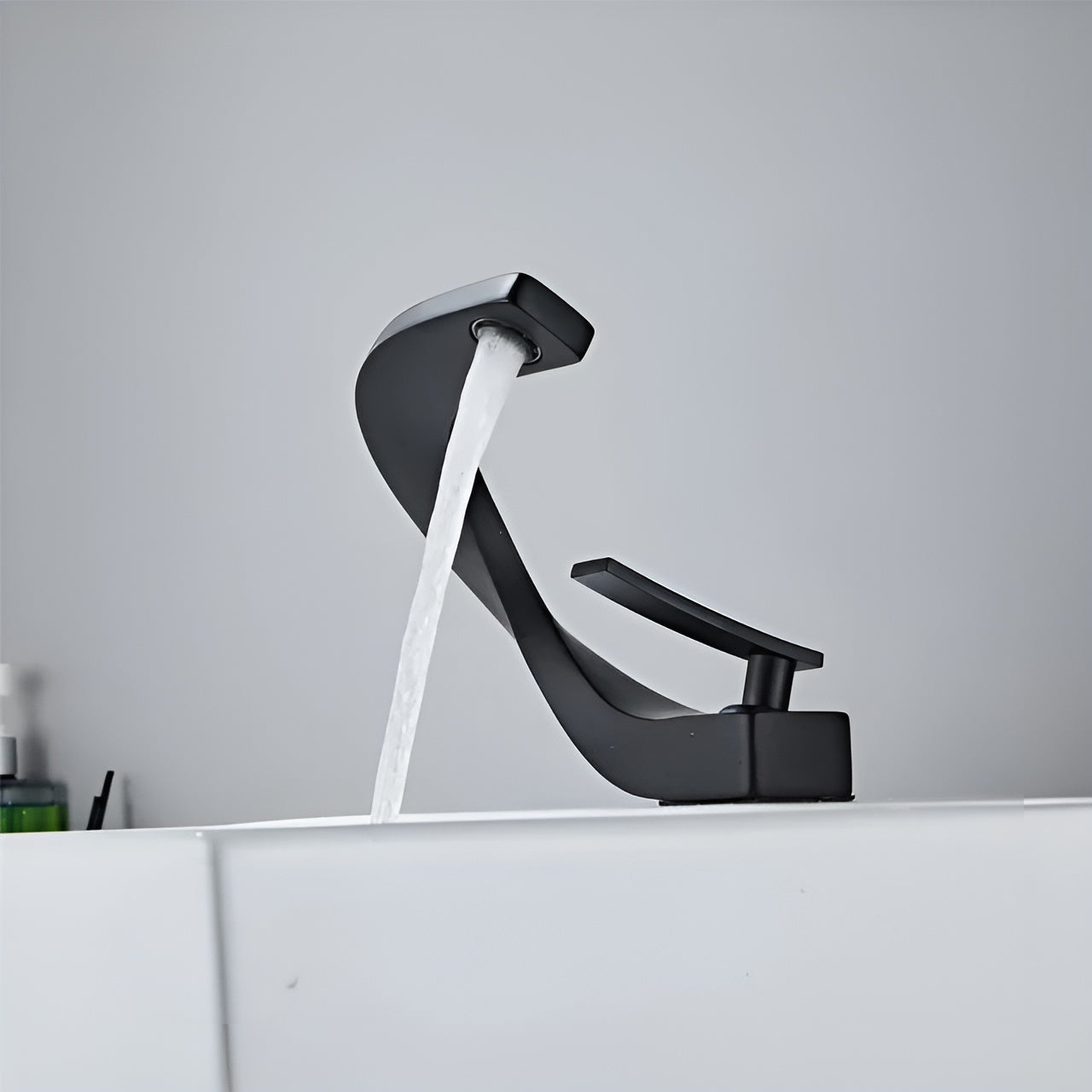 Moderne Håndvaskarmatur i Messing – Elegant Design med Vandfaldstud til Badeværelser 13
