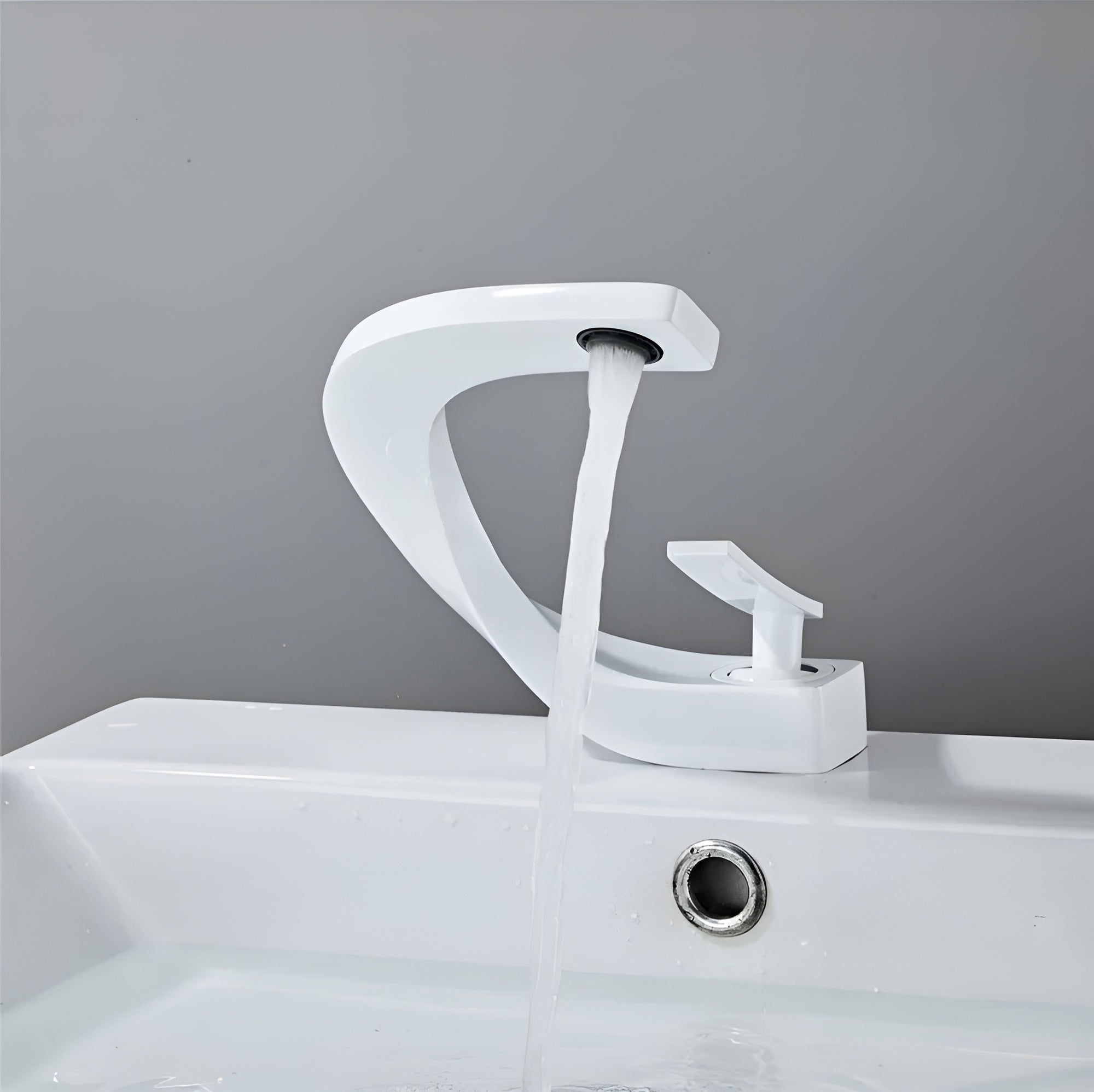 Moderne Håndvaskarmatur i Messing – Elegant Design med Vandfaldstud til Badeværelser 7