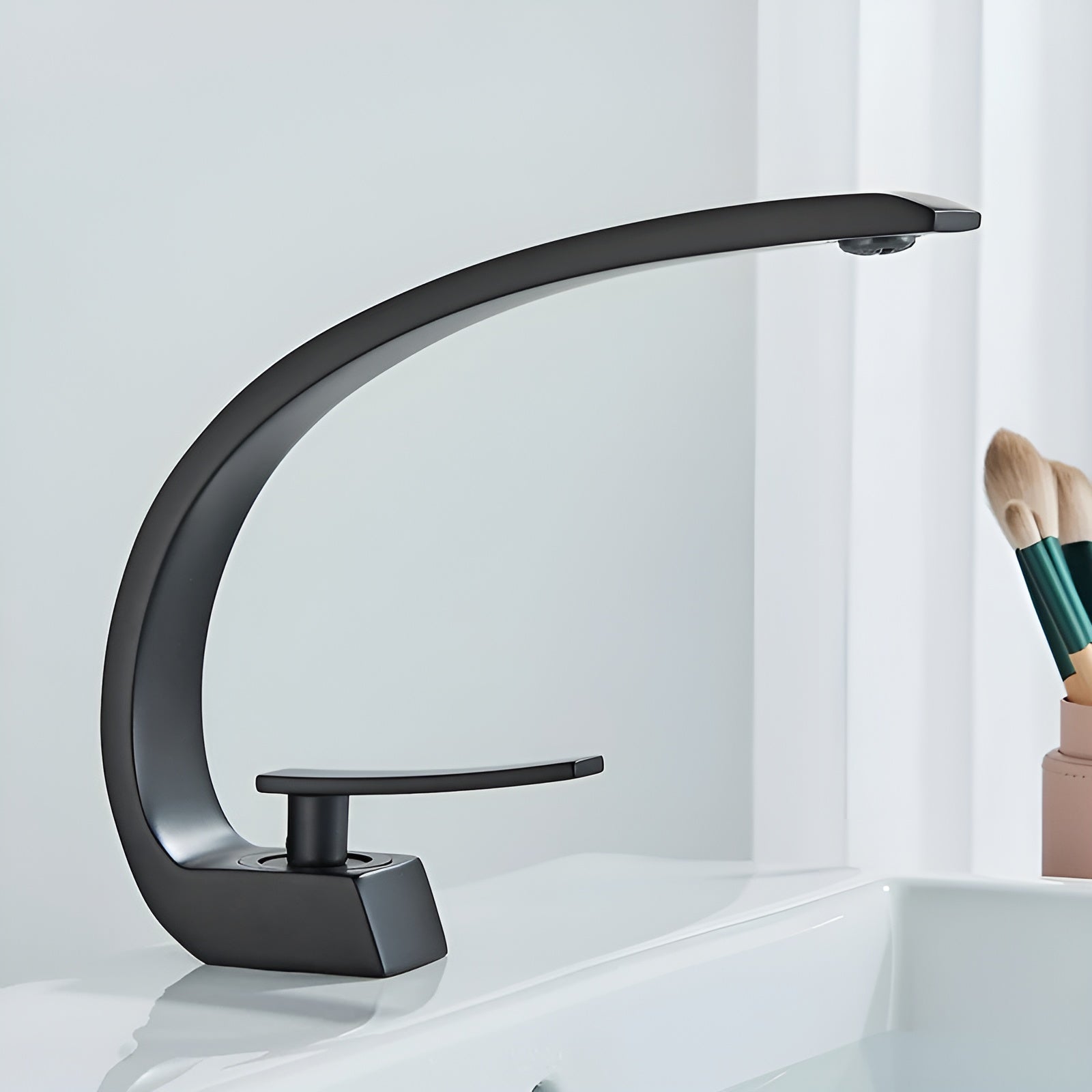 Moderne Håndvaskarmatur i Messing – Elegant og Pladsbesparende Design til Badeværelset | Ergonomisk Betjening 2