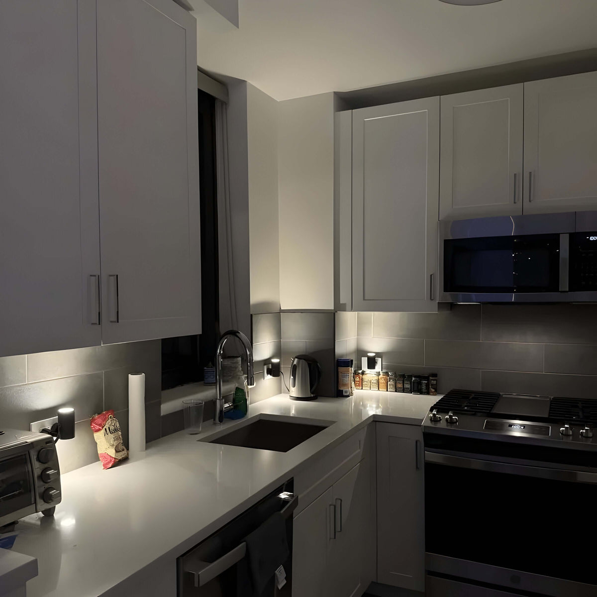 Lunara LED natlampe i sort – rund minimalistisk designlampe