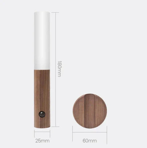 Bevægelsessensorlampe placeret på natbord – minimalistisk indretning