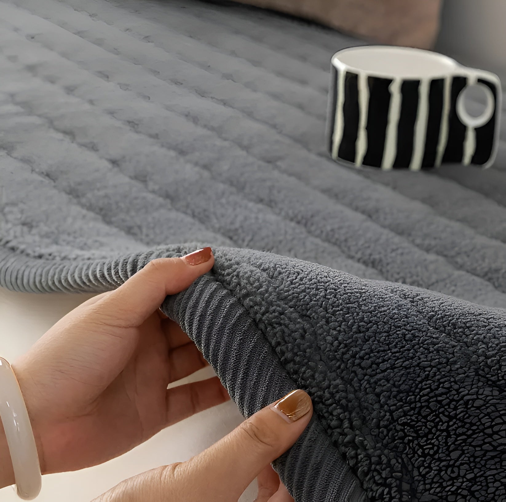 Sofapude i Blød Plys – Skridsikker Pyntepude til Sofa, Ideel til Vinter og Komfort for Kæledyr 7