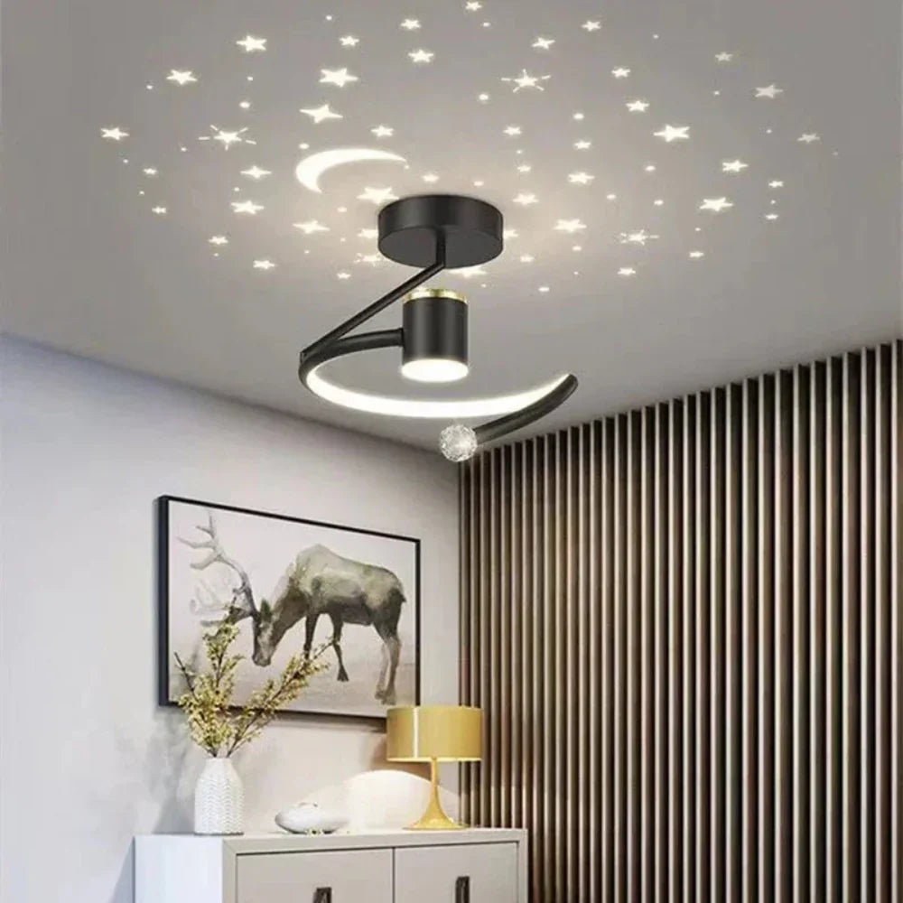 LED-loftlampe med stjernehimmel-projektion tændt i mørkt rum