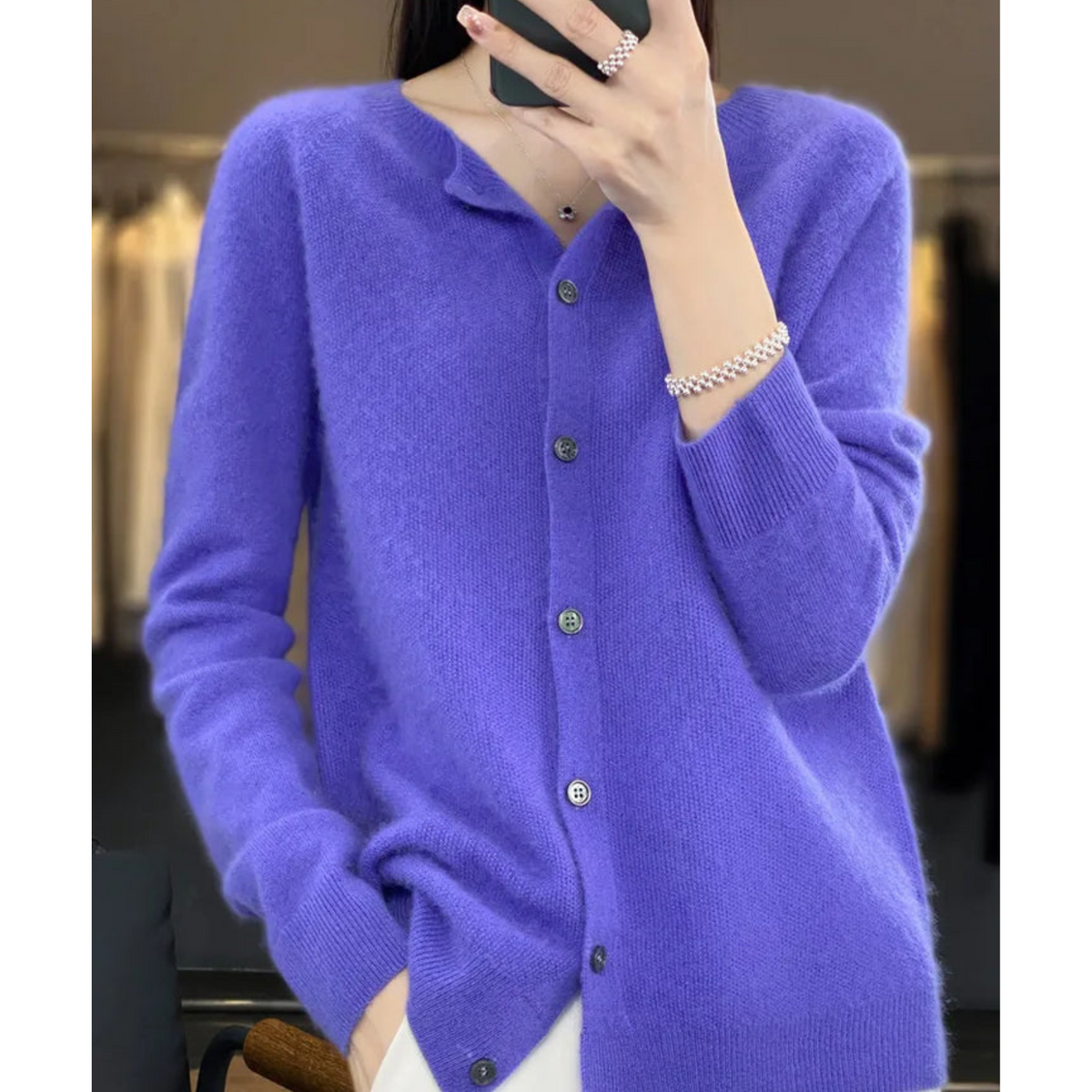 Strikket damepullover med rund hals i merinould og cashmere-look