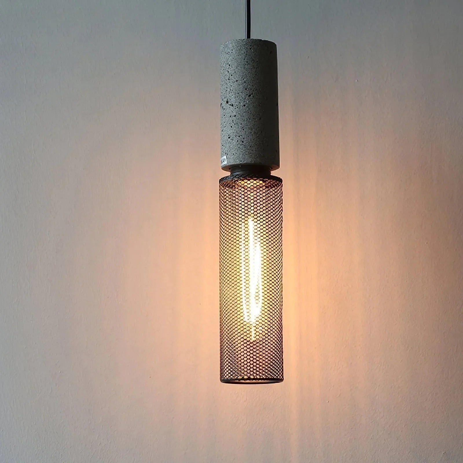 Akselund Pendellampe – Nordisk Vintage Loftlampe i Cement og Metal -Lioren