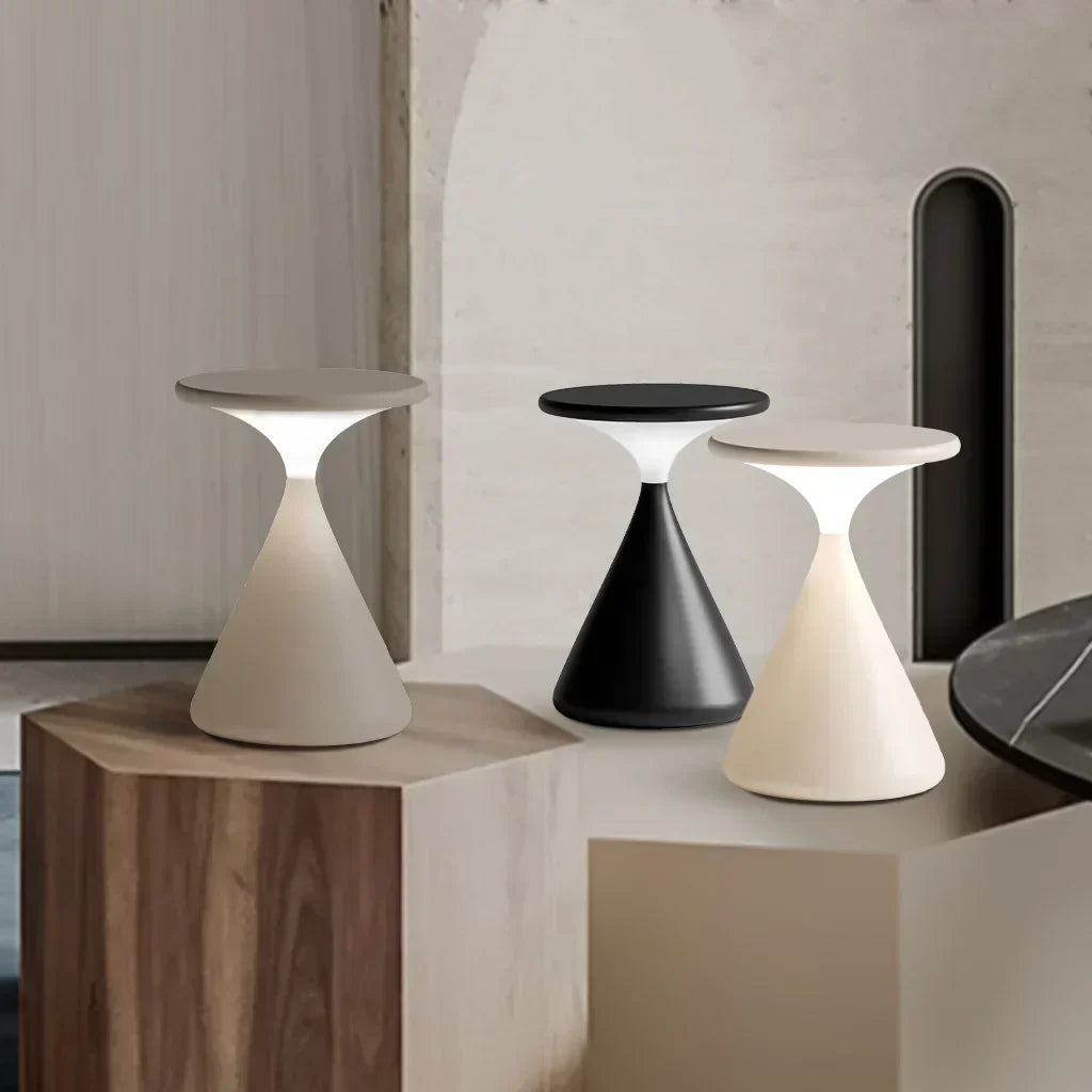 Trådløs bordlampe med dæmpefunktion set forfra, hvid