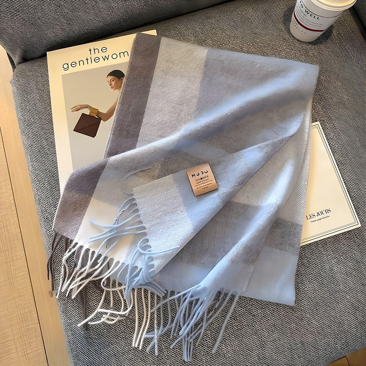 Kvinde iført blødt ternet cashmere-sjal som slåom