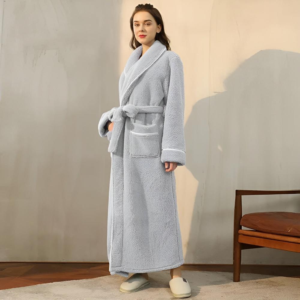 Detalje af badekåbens bløde coral fleece materiale
