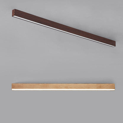 Lys træfarve loftlampe i lyst og luftigt rum