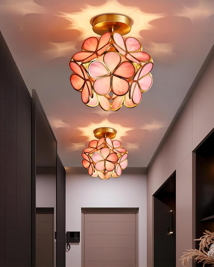 Nærbillede af transparent acrylblomster på gyldent stel