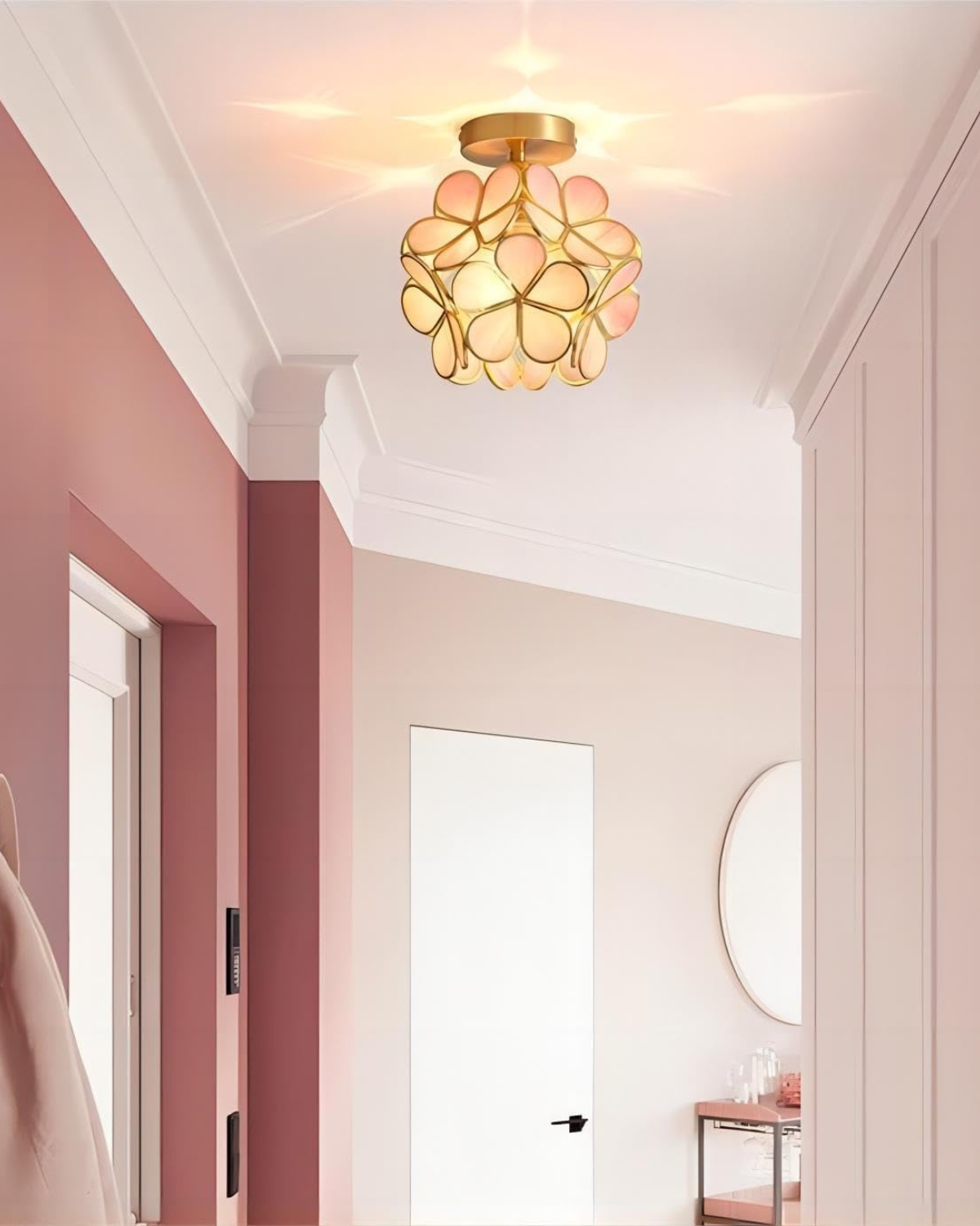 Grøn blomsterloftlampe i soveværelse – stemningsbillede