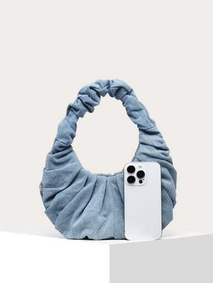 Denim skuldertaske i retro design – set forfra med synlig cloud-form