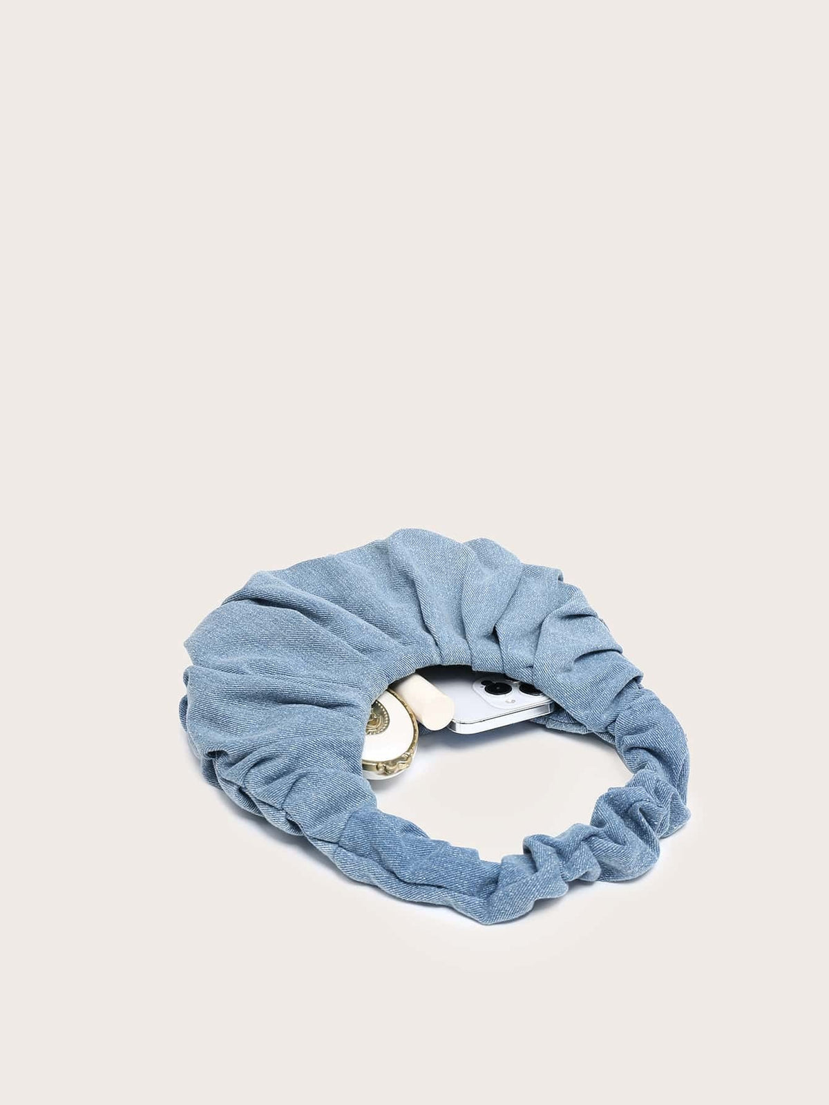 Nærbillede af denimstoffets tekstur og syninger på vintage skuldertaske