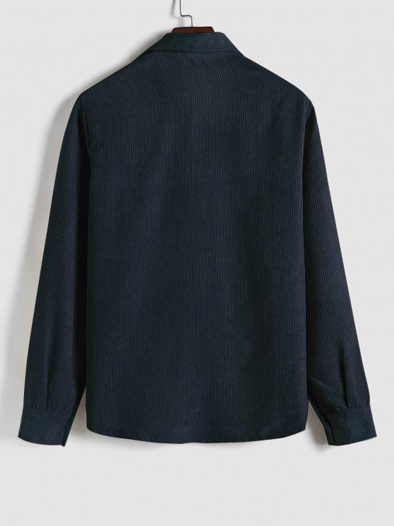 Detalje af halvknap-lukning på corduroy-skjorte til mænd