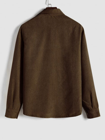 Detalje af tekstur og snit på khaki corduroy-skjorte