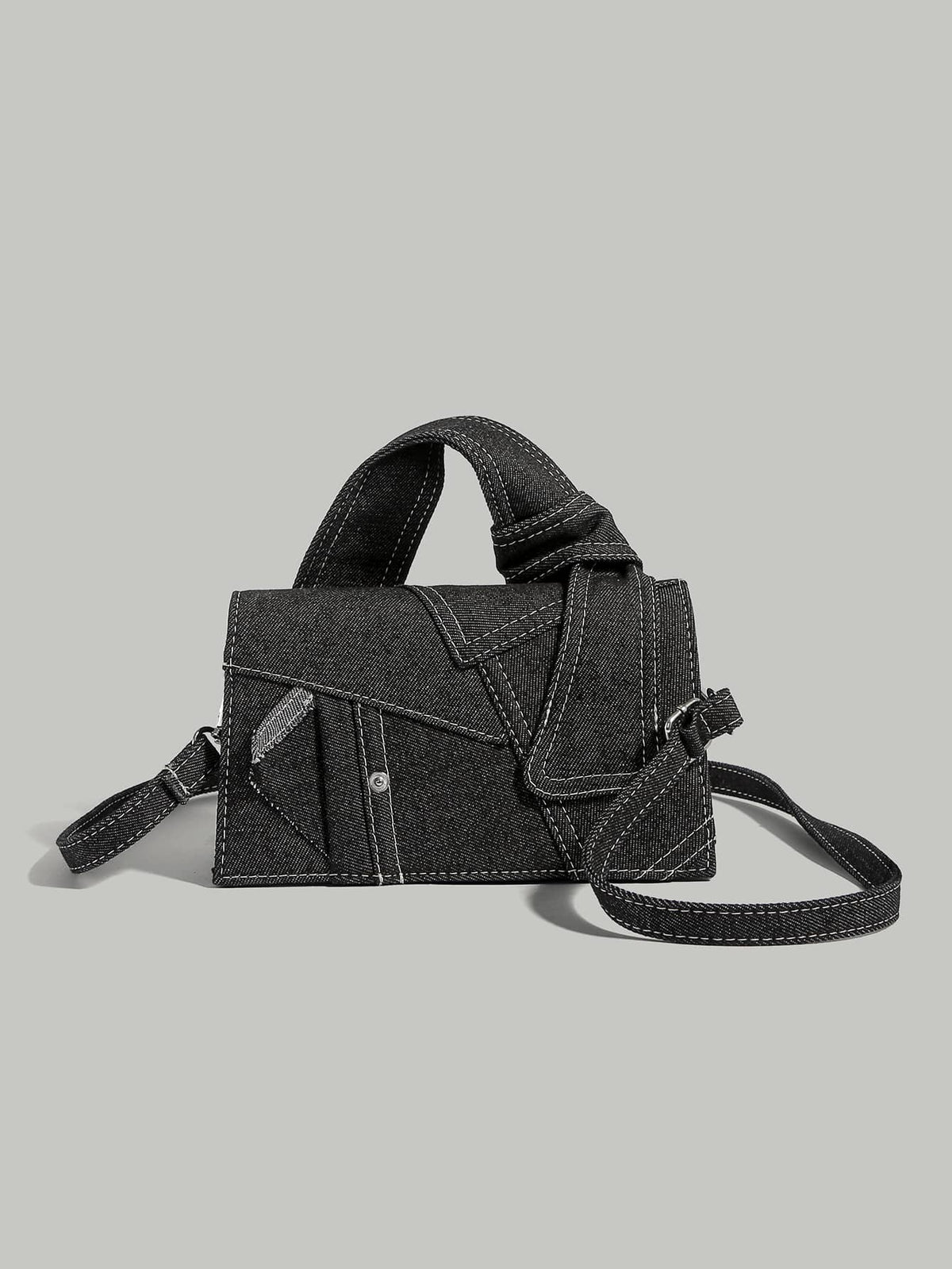 Denim skuldertaske i blå – front og remdetalje