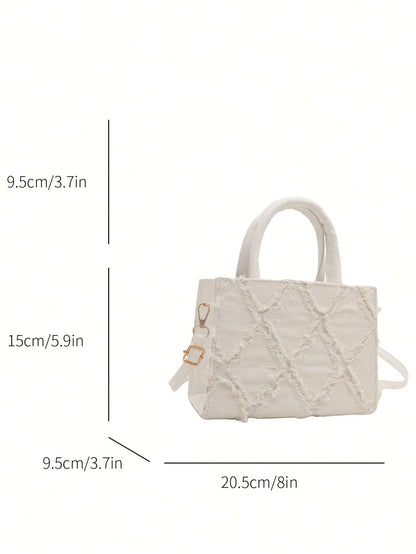 Nærbillede af metaldetaljer og lynlås på crossbody taske