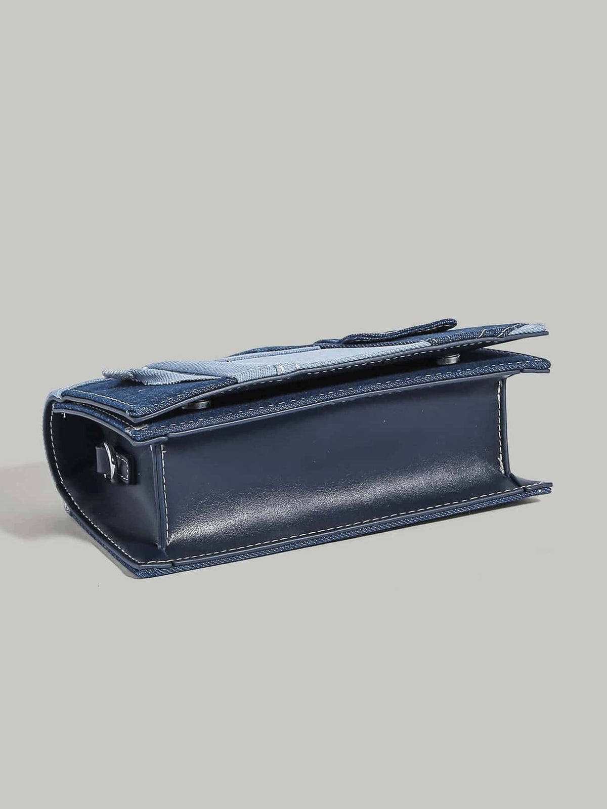 Sort crossbody denim taske til damer – detalje af lukning