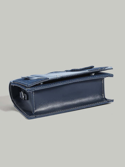 Sort crossbody denim taske til damer – detalje af lukning