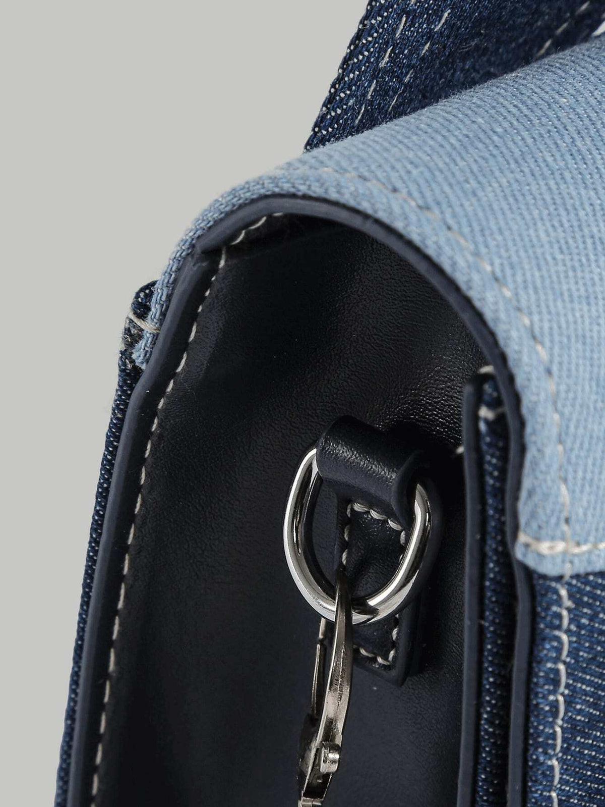 Blå denim skuldertaske til damer – indvendig organisering