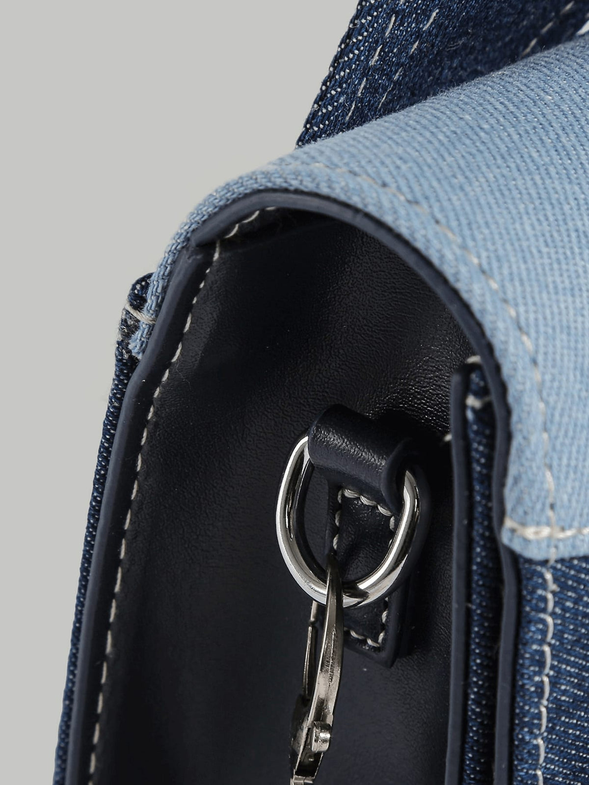 Hvid denim skuldertaske til damer – set forfra