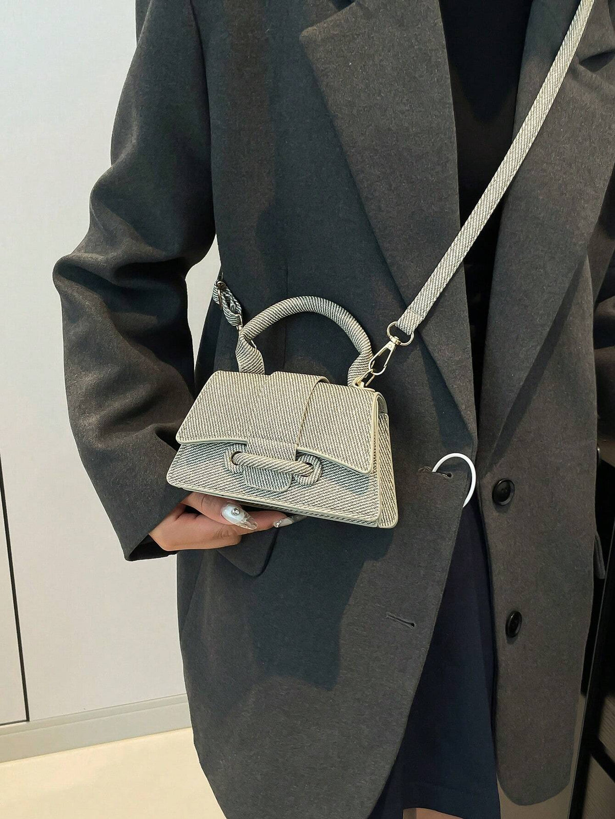 Mini håndtaske dame i sort – clutch og skulderrem